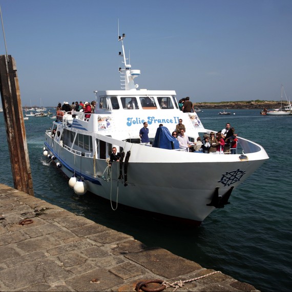 L'ARCHIPEL DE CHAUSEY AU LARGE DE GRANVILLE EST COMPOSÉ DE 52 ÎLES À MARÉE HAUTE ET SELON LA LÉGENDE 365 ÎLOTS À MARÉE BASSE. ON Y OBSERVE LES PLUS HAUTES MARÉES D'EUROPE (15 MÈTRES DE DIFFÉRENCE ENTRE LA BASSE ET LA HAUTE MER). LE GRANIT DES ÎLES A ÉTÉ EXPLOITÉS PENDANT 8 SIÈCLES POUR CONSTRUIRE NOTAMMENT L'ABBAYE DU MONT SAINT MICHEL MAIS AUSSI LES QUAIS DE LONDRES ET LES TROTTOIRS DE PARIS. L'ARCHIPEL (LE PLUS GRAND D'EUROPE) ESSAIT DE TROUVER UN DIFFICILE ÉQUILIBRE ENTRE LE TOURISME, LES PÊCHEURS AMATEURS ET PROFESSIONNELS (HOMARDS, BOUQUETS, PALOURDES...), LES PROPRIÉTAIRES (LES 3/4 DES ÎLES SONT PRIVÉS), ET LE CONSERVATOIRE DU LITTORAL QUI ASSURE LA PROTECTION D'UN SITE NATUREL CLASSÉ EXCEPTIONNEL.
CHAUSEY. NORMANDIE. FRANCE. JUIN 2009.